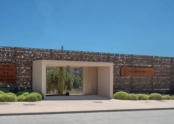 Modern Luxury With Terrace In Higueron דירה *